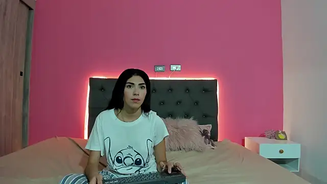 chloee gomeez online show from January 9, 3:26 pm