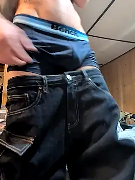 Snapshot of B8RHUNG chatting on February 3, 1:15 am B8RHUNG online show from February 3, 1:15 am