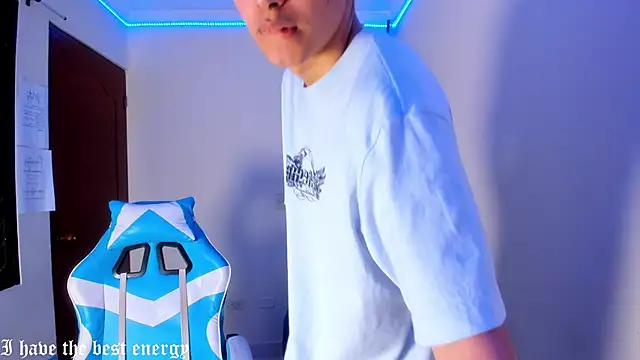 Snapshot of harry_jonshon69 chatting on February 4, 1:44 am harry jonshon69 online show from February 4, 1:44 am