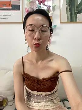 Snapshot of you-005 chatting on March 15, 2:28 am you-005 online show from March 15, 2:28 am