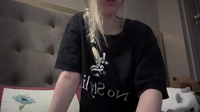 Snapshot of blondinkaa chatting on June 8, 3:51 am blondinkaa online show from June 8, 3:51 am