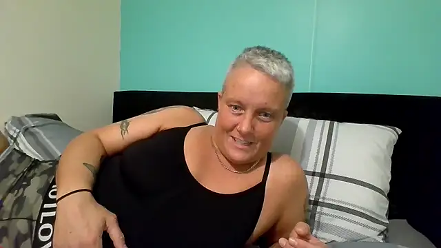 Bendoverbetty3 online show from January 7, 8:00 pm