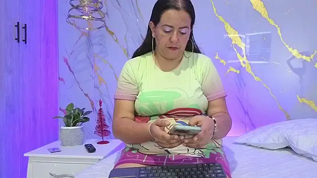 Snapshot of evelyn_harpeery chatting on January 6, 10:19 am evelyn harpeery online show from January 6, 10:19 am