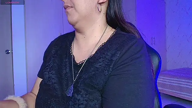 Snapshot of evelyn_harpeery chatting on April 29, 11:03 am evelyn harpeery online show from April 29, 11:03 am