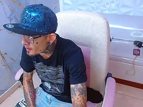 Snapshot of Boy_tatto77 chatting on July 15, 1:11 am Boy tatto77 online show from July 15, 1:11 am