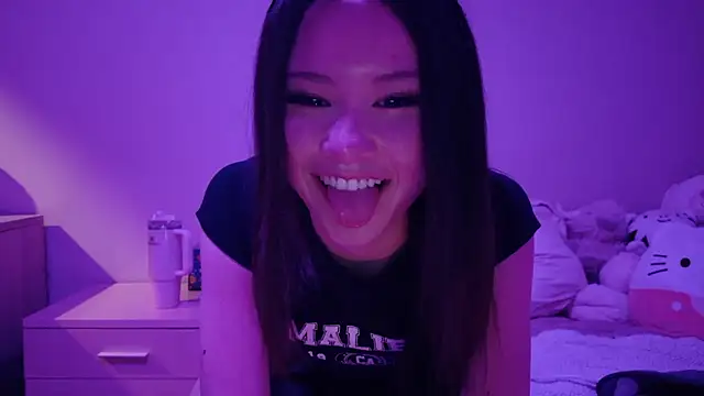 luvvivii online show from January 18, 6:17 am