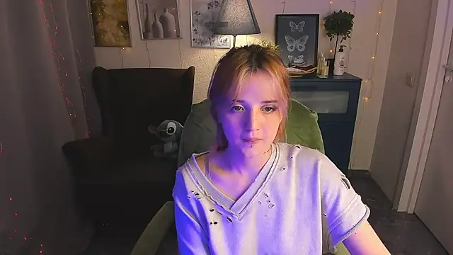 Snapshot of SarahShelby chatting on June 4, 10:05 pm SarahShelby online show from June 4, 10:05 pm
