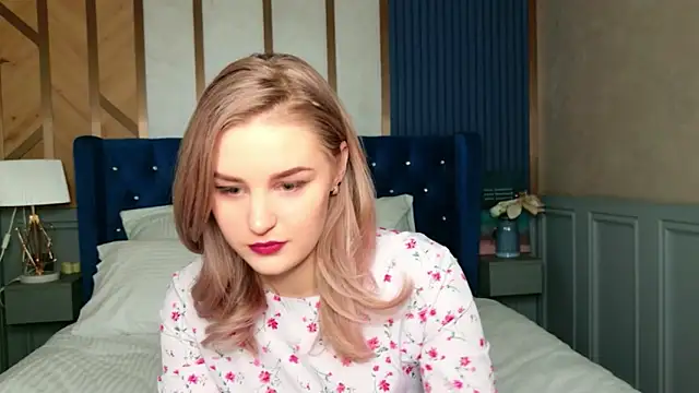 Molly Voss online show from January 18, 5:44 am