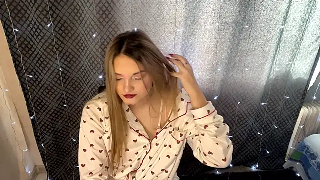 Snapshot of EmllyLighty chatting on January 18, 9:24 am EmllyLighty online show from January 18, 9:24 am