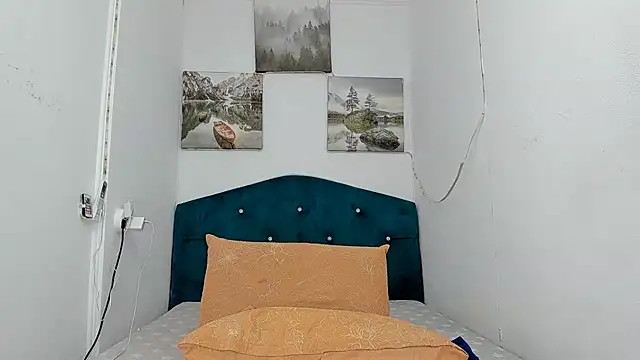 RedAssHottie online show from February 19, 7:06 am