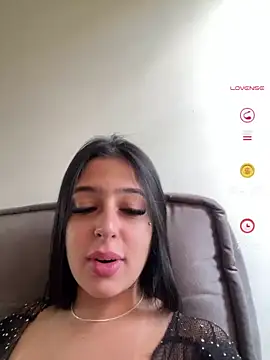 Snapshot of jujuarantes__2026 chatting on May 8, 1:27 pm jujuarantes 2026 online show from May 8, 1:27 pm