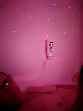 Snapshot of CrownedCuppa chatting on April 8, 6:24 am CrownedCuppa online show from April 8, 6:24 am