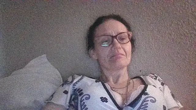 Snapshot of CrownedCuppa chatting on April 8, 9:15 pm CrownedCuppa online show from April 8, 9:15 pm