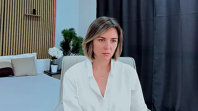 EmeraldGlow online show from April 10, 2:33 pm