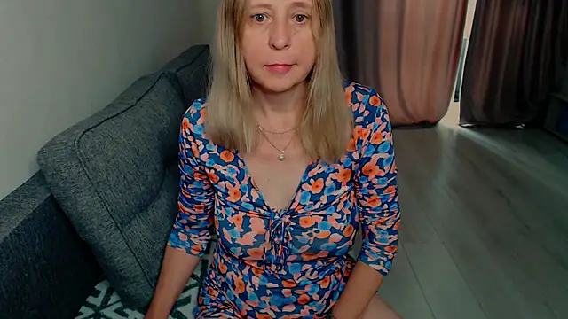 Snapshot of MiLenaMilf chatting on June 21, 7:11 am MiLenaMilf online show from June 21, 7:11 am