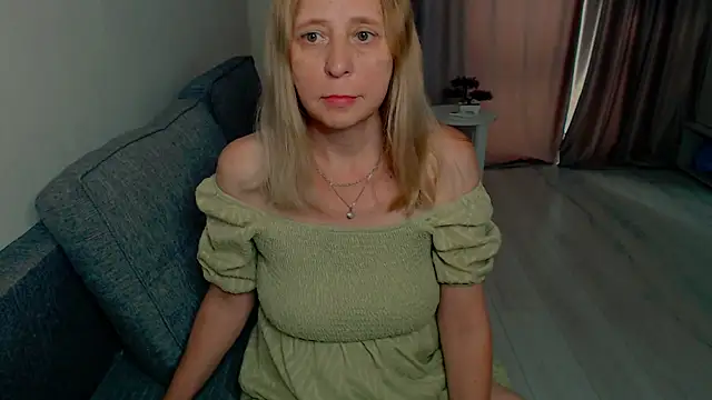 Snapshot of MiLenaMilf chatting on July 2, 7:25 am MiLenaMilf online show from July 2, 7:25 am