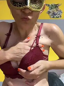 Snapshot of SexyMamiVee chatting on July 18, 5:39 pm SexyMamiVee online show from July 18, 5:39 pm