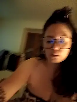 Snapshot of EdgedSleeve chatting on February 20, 5:57 pm EdgedSleeve online show from February 20, 5:57 pm