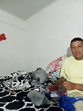 Snapshot of pareja_latina1483 chatting on January 9, 2:25 am pareja latina1483 online show from January 9, 2:25 am