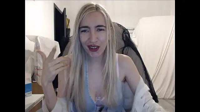 Snapshot of BarbieBlondieGirl chatting on March 7, 7:44 pm BarbieBlondieGirl online show from March 7, 7:44 pm