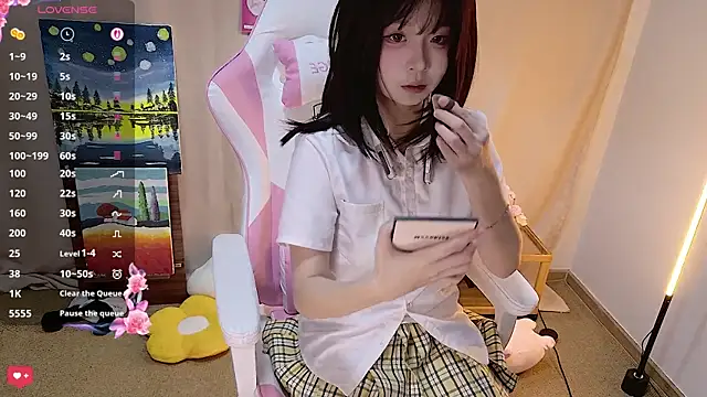 cuteqiqi online show from April 21, 2:56 pm