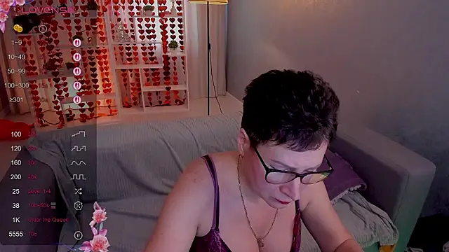 Snapshot of JennyMons chatting on February 12, 8:42 am JennyMons online show from February 12, 8:42 am