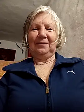 Snapshot of KlaudiaDarling chatting on February 21, 12:00 am KlaudiaDarling online show from February 21, 12:00 am