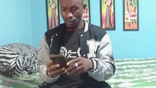 Snapshot of miltonjjakee chatting on December 23, 2:31 am miltonjjakee online show from December 23, 2:31 am