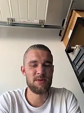 Snapshot of Benjamiinlt chatting on August 1, 3:44 pm Benjamiinlt online show from August 1, 3:44 pm