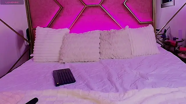 kitty whitte online show from March 17, 6:44 pm