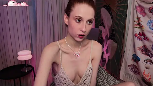 Snapshot of Hippieaura chatting on June 4, 11:44 pm Hippieaura online show from June 4, 11:44 pm