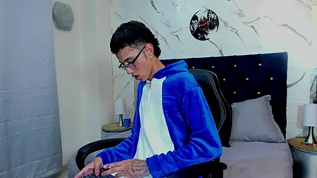 Snapshot of asher_lux chatting on April 22, 7:48 pm asher lux online show from April 22, 7:48 pm