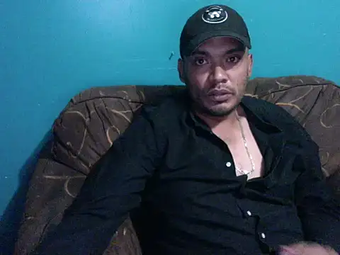 Snapshot of latinomoreno95 chatting on February 26, 1:04 am latinomoreno95 online show from February 26, 1:04 am