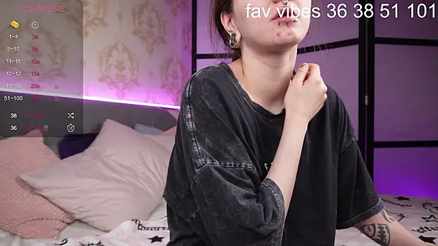 Snapshot of Alice_Goth chatting on February 22, 1:29 am Alice Goth online show from February 22, 1:29 am