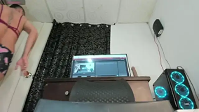 nickytabitch online show from April 15, 8:21 am