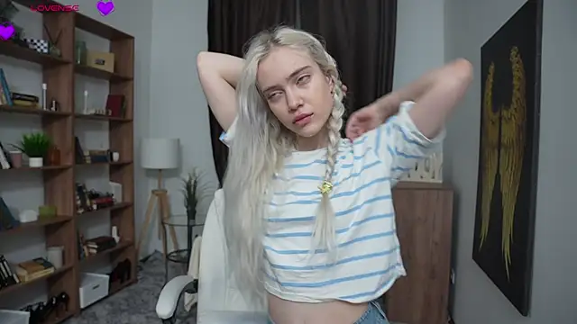 Snapshot of KristalCrowner chatting on March 22, 7:17 pm KristalCrowner online show from March 22, 7:17 pm