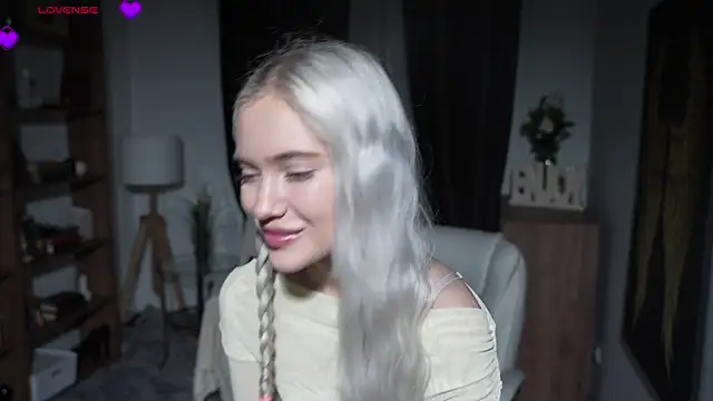 Snapshot of KristalCrowner chatting on March 23, 10:47 pm KristalCrowner online show from March 23, 10:47 pm