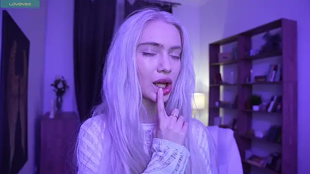 Snapshot of KristalCrowner chatting on April 3, 7:23 pm KristalCrowner online show from April 3, 7:23 pm