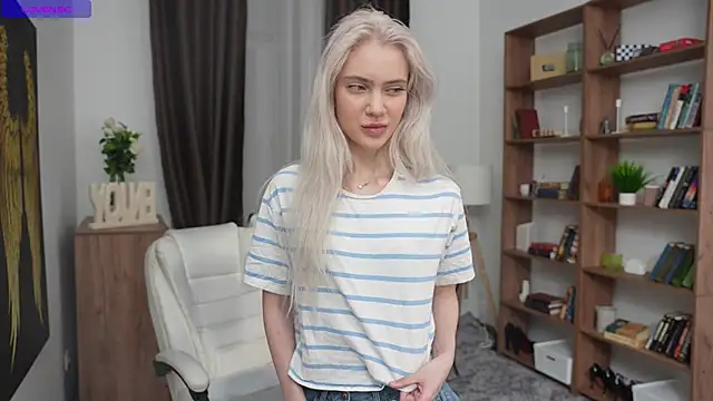 Snapshot of KristalCrowner chatting on April 4, 7:33 pm KristalCrowner online show from April 4, 7:33 pm