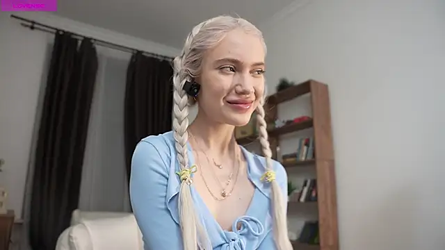 Snapshot of KristalCrowner chatting on April 5, 7:33 pm KristalCrowner online show from April 5, 7:33 pm