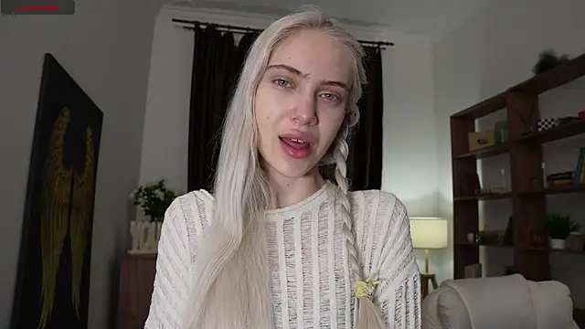 Snapshot of KristalCrowner chatting on April 16, 8:09 pm KristalCrowner online show from April 16, 8:09 pm