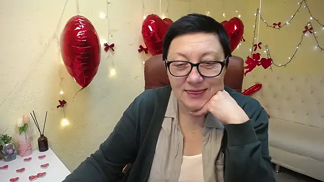 EmilyL0ve online show from February 5, 8:46 pm