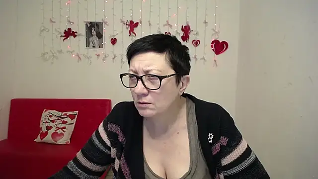 EmilyL0ve online show from February 12, 8:37 pm