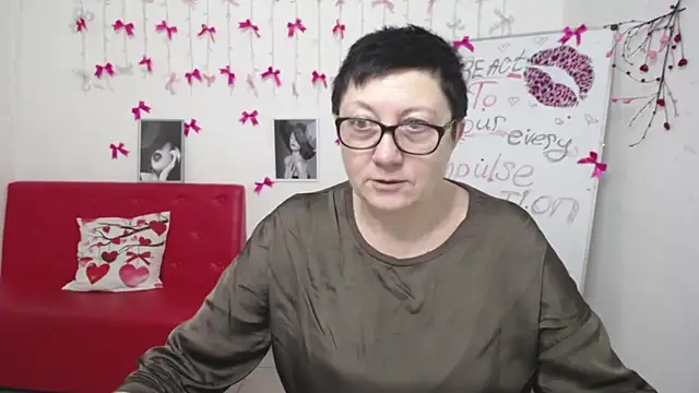 Snapshot of EmilyL0ve chatting on March 4, 6:14 pm EmilyL0ve online show from March 4, 6:14 pm