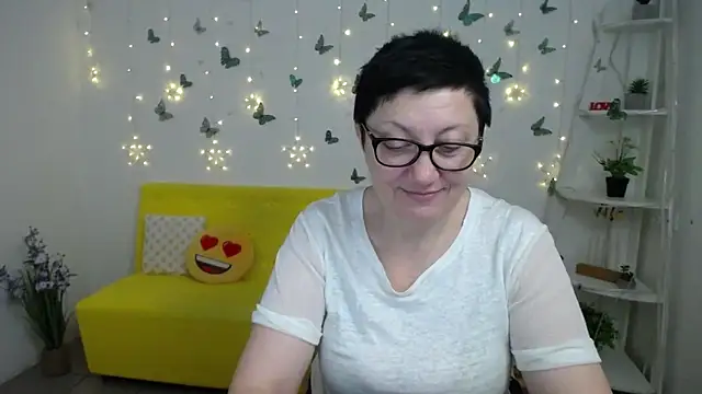 Snapshot of EmilyL0ve chatting on March 7, 6:27 pm EmilyL0ve online show from March 7, 6:27 pm