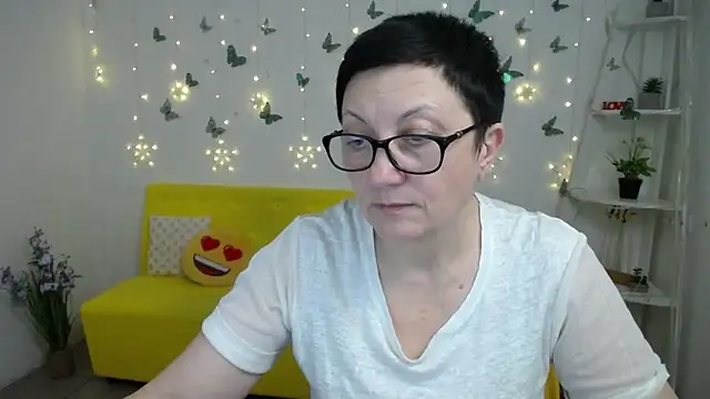 Snapshot of EmilyL0ve chatting on March 8, 2:04 am EmilyL0ve online show from March 8, 2:04 am