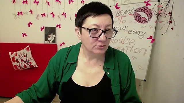 Snapshot of EmilyL0ve chatting on March 11, 6:25 pm EmilyL0ve online show from March 11, 6:25 pm