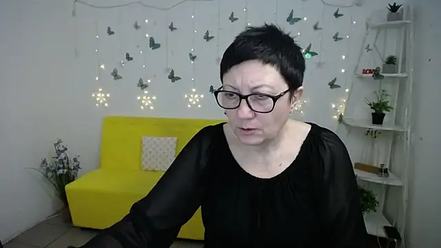 Snapshot of EmilyL0ve chatting on March 12, 6:25 pm EmilyL0ve online show from March 12, 6:25 pm