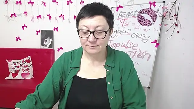 Snapshot of EmilyL0ve chatting on March 14, 6:19 am EmilyL0ve online show from March 14, 6:19 am