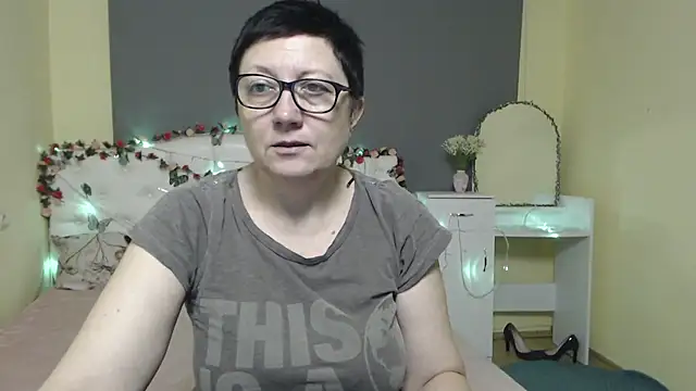 Snapshot of EmilyL0ve chatting on March 15, 6:19 am EmilyL0ve online show from March 15, 6:19 am